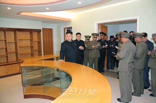 김정은원수님께서 조업을 앞둔 조선인민군 1월8일수산사업소를 돌아보시였다.(조선중앙통신)