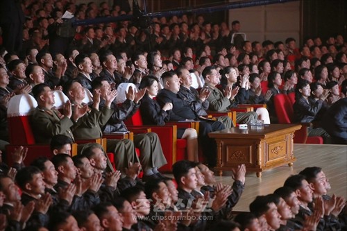 김정은원수님께서 리설주부인과 함께 16일 조선인민군 제1차 비행사대회 참가자들을 위한 모란봉악단의 축하공연을 관람하시였다.(조선중앙통신)