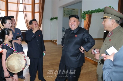 김정은원수님께서 만경대학생소년궁전을 돌아보시였다.(조선중앙통신)