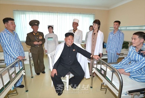 김정은원수님께서 대성산종합병원을 시찰하시였다.(조선중앙통신)