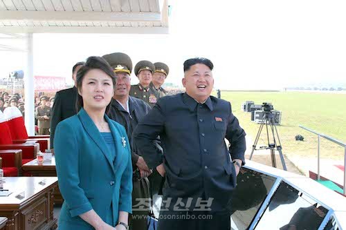 김정은원수님께서 《조선인민군 항공 및 반항공군 비행지휘성원들의 전투비행술경기대회-2014》를 지도하시였다.(조선중앙통신)