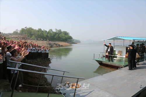 김정은원수님께서 과학자휴양소건설장을 돌아보시였다.(조선중앙통신)