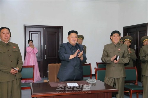 김정은원수님께서 대관유리공장을 현지지도하시였다.(조선중앙통신)