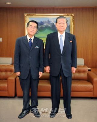 허종만의장이 조선회관을 방문한 로길남 《민족통신》 대표를 면담하였다.