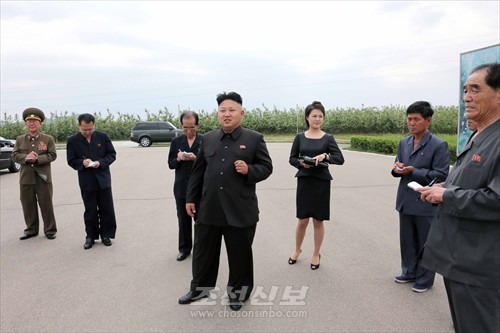 김정은원수님께서 대동강과수종합농장과 대동강과일종합가공공장을 돌아보시였다.(조선중앙통신)