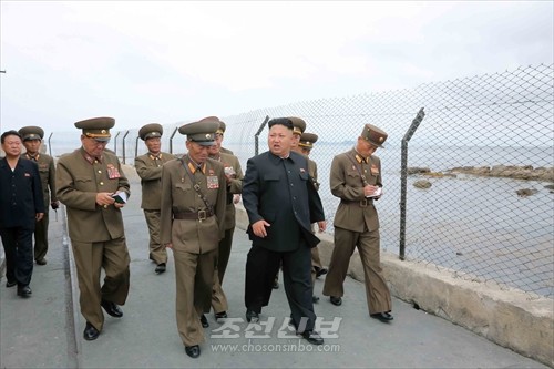 김정은원수님께서 동해안전방초소를 지키고있는 려도방어대를 시찰하시였다.(조선중앙통신)