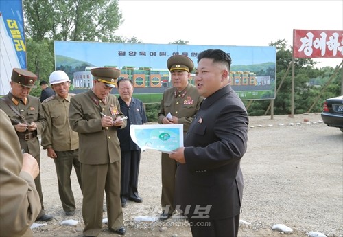 김정은원수님께서 평양육아원, 애육원건설장을 현지지도하시였다.(조선중앙통신)