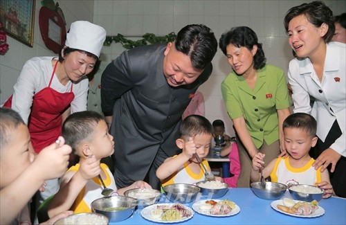 김정은원수님께서 평양애육원을 찾으시고 국제아동절을 맞는 원아들을 축복해주시였다.(조선중앙통신)