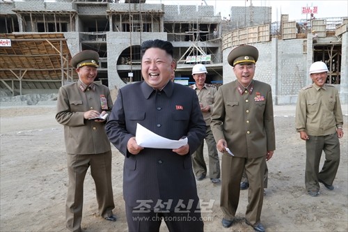김정은원수님께서 평양육아원, 애육원건설장을 현지지도하시였다.(조선중앙통신)