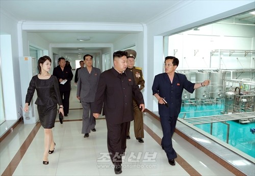 김정은원수님께서 대동강과수종합농장과 대동강과일종합가공공장을 돌아보시였다.(조선중앙통신)