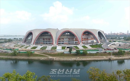김정은원수님께서 5월1일경기장개건현장을 현지지도하시였다.(조선중앙통신)