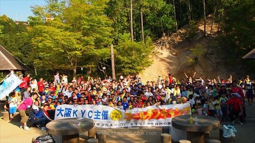 2013년부터 진행되고있는 《골르댄 캼프》. 오사까, 효고, 나라, 와까야마의 우리 학교 학생들, 인입대상 어린이들 그리고 그 가족들이 참가하고있다.