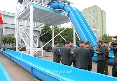 김정은원수님께서 인민군대에서 새로 제작한 급강하물미끄럼대를 보시였다.(조선중앙통신)