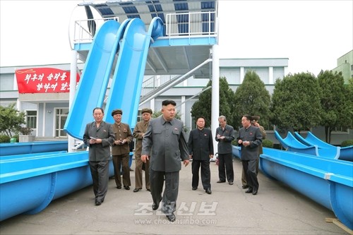 김정은원수님께서 인민군대에서 새로 제작한 급강하물미끄럼대를 보시였다.(조선중앙통신)