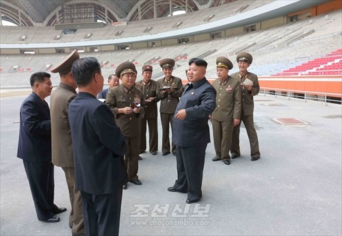 김정은원수님께서 5월1일경기장개건현장을 현지지도하시였다.(조선중앙통신)