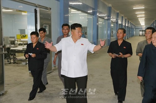 김정은원수님께서 새로 건설한 갈마식료공장을 찾으시고 조업준비를 잘할데 대한 과업을 제시하시였다.(조선중앙통신)