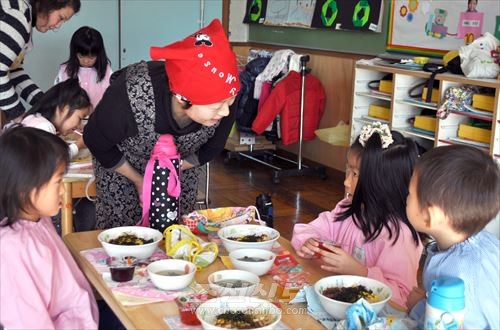 《할머니손맛》이 나는 급식은 나고야조선초급학교 학생들로부터 대호평을 받았다. （2013년 12월）