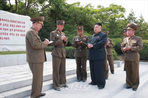 김정은원수님께서 동해안전방초소를 지키고있는 화도방어대를 시찰하시였다.(조선중앙통신)