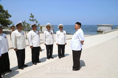 김정은원수님께서 조선인민군 해군 지휘성원들의 수영능력판정훈련을 지도하시였다.(조선중앙통신)