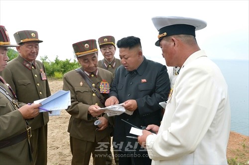 김정은원수님께서 조선인민군 륙군, 해군, 항공 및 반항공군의 섬상륙전투훈련을 지도하시였다.(조선중앙통신)