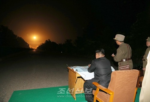 김정은원수님께서 조선인민군 전략군 서부전선타격부대들의 전술로케트발사훈련을 지도하시였다.(조선중앙통신)