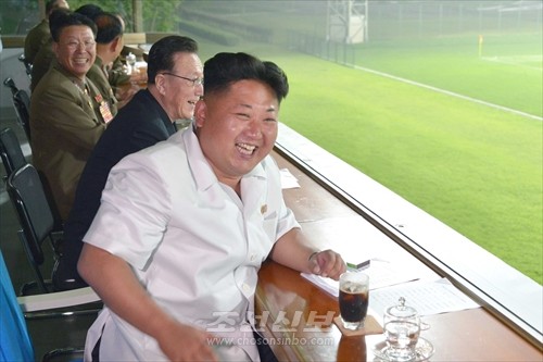 김정은원수님께서 제17차 아시아경기대회에 참가할 국가종합팀 남자축구검열경기를 지도하시였다.(조선중앙통신)