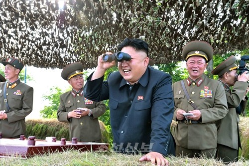 김정은원수님께서 동해안전방초소를 지키고있는 화도방어대를 시찰하시였다.(조선중앙통신)