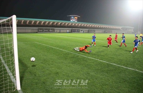 김정은원수님께서 제17차 아시아경기대회에 참가할 국가종합팀 남자축구검열경기를 지도하시였다.(조선중앙통신)