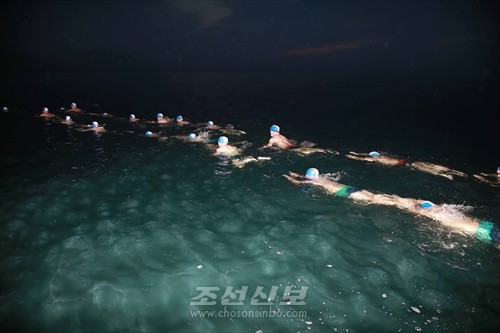 김정은원수님께서 조선인민군 해군 지휘성원들의 수영능력판정훈련을 지도하시였다.(조선중앙통신)