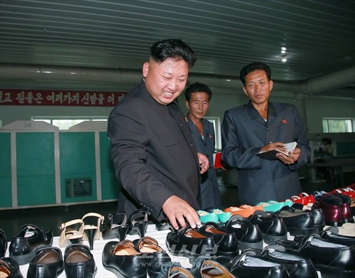 김정은원수님께서 원산구두공장을 현지지도하시였다.(조선중앙통신)
