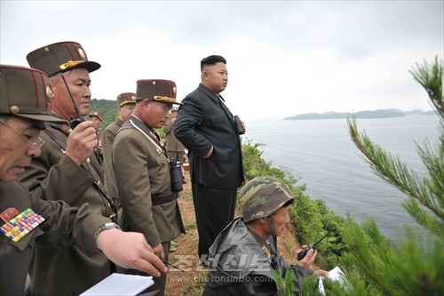 김정은원수님께서 조선인민군 륙군, 해군, 항공 및 반항공군의 섬상륙전투훈련을 지도하시였다.(조선중앙통신)
