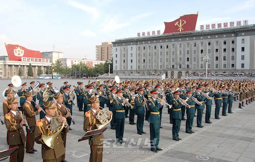 조로 군악단은 《김일성장군의 노래》,《김정일장군의 노래》 등을 연주하였다. (조선중앙통신)