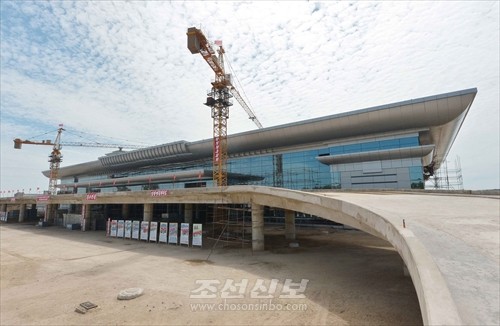 김정은원수님께서 평양국제비행장 항공역사건설장을 현지지도하시였다.(조선중앙통신)