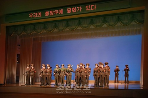 김정은원수님께서 조선인민군 제324대련합부대 예술선전대 공연을 지도하시였다.(조선중앙통신)