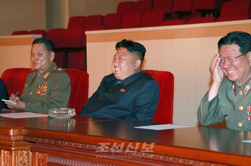 김정은원수님께서 조선인민군 제324대련합부대 예술선전대 공연을 지도하시였다.(조선중앙통신)