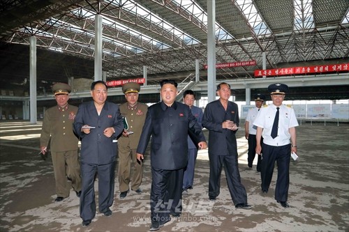 김정은원수님께서 평양국제비행장 항공역사건설장을 현지지도하시였다.(조선중앙통신)