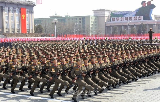 조선은 인민군대를 핵심, 주력으로 하여 나라를 지키고 전반적사회주의건설을 추진하여왔다.     (사진은 2012년 4월 15일에 진행된 열병식, 조선중앙통신)