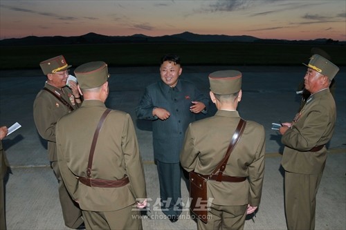 김정은원수님께서 조선인민군 항공륙전병구분대들의 강하 및 대상물타격실동훈련을 지도하시였다.(조선중앙통신)