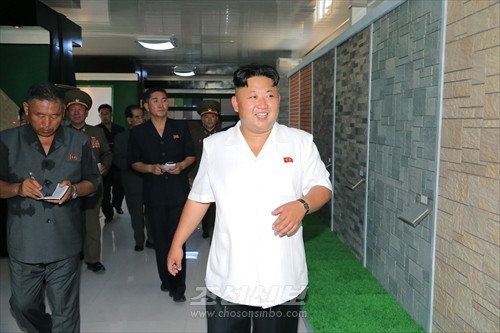 김정은원수님께서 천리마타일공장을 현지지도하시였다.(조선중앙통신)