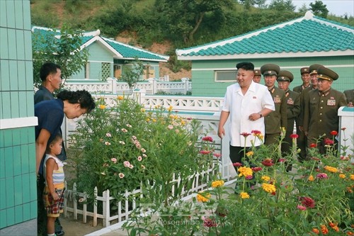 김정은원수님께서 완공된 조선인민군 제621호육종장을 현지지도하시였다.(조선중앙통신)