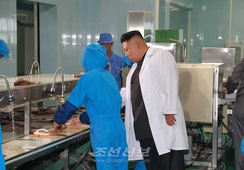 김정은원수님께서 새로 조업한 갈마식료공장을 현지지도하시였다.(조선중앙통신)