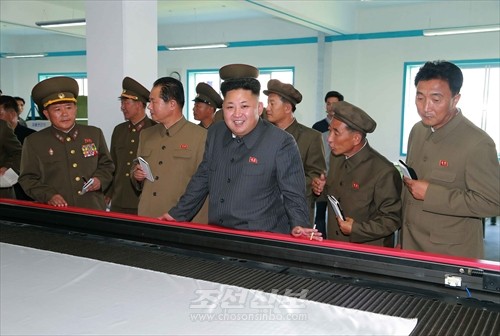 김정은원수님께서 조선산업시설의 본보기, 표준으로 훌륭히 일떠선 10월8일공장을 현지지도하시였다.(조선중앙통신)