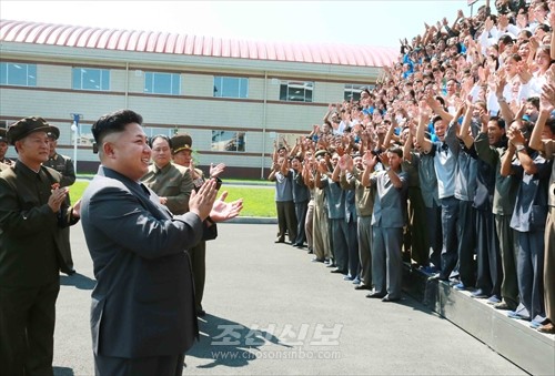 김정은원수님께서 조선산업시설의 본보기, 표준으로 훌륭히 일떠선 10월8일공장을 현지지도하시였다.(조선중앙통신)