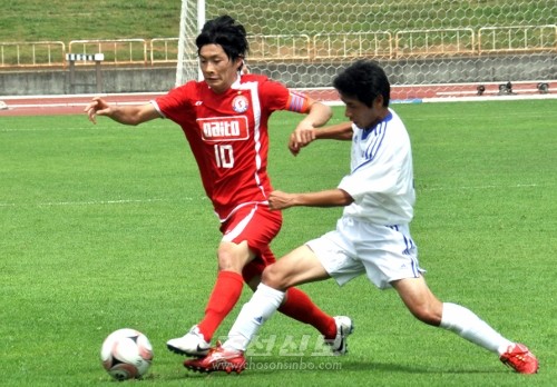 요꼬하마시사회인선발팀（오른쪽）과 ＦＣ코리아（왼쪽）의 경기