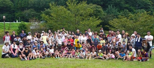 《나래꽃봉오리구락부》가 조직한 강놀이모임 참가자들