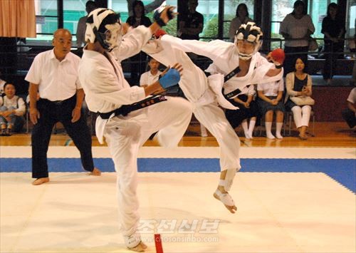 남자단체대련 결승전에서 대전한 도꾜조고（오른쪽）와 아이찌조고 A팀（왼쪽）