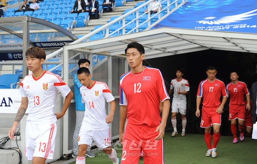 중국팀과의 경기에 출전한 재일동포 리영직선수(사진 로금순기자)