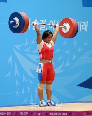 녀자력기 75kg급경기에서 금메달을 쟁취한 김은주선수(사진 로금순기자)