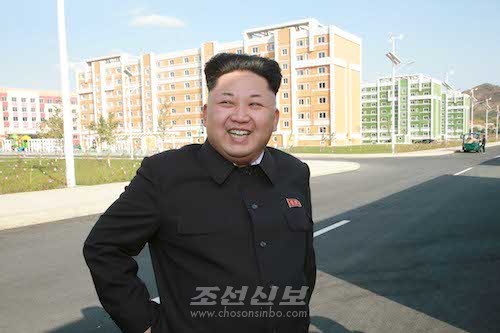 김정은원수님께서 새로 일떠선 위성과학자주택지구를 현지지도하시였다.(조선중앙통신)