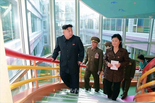 김정은원수님께서 완공된 평양육아원, 애육원을 현지지도하시였다.(조선중앙통신)